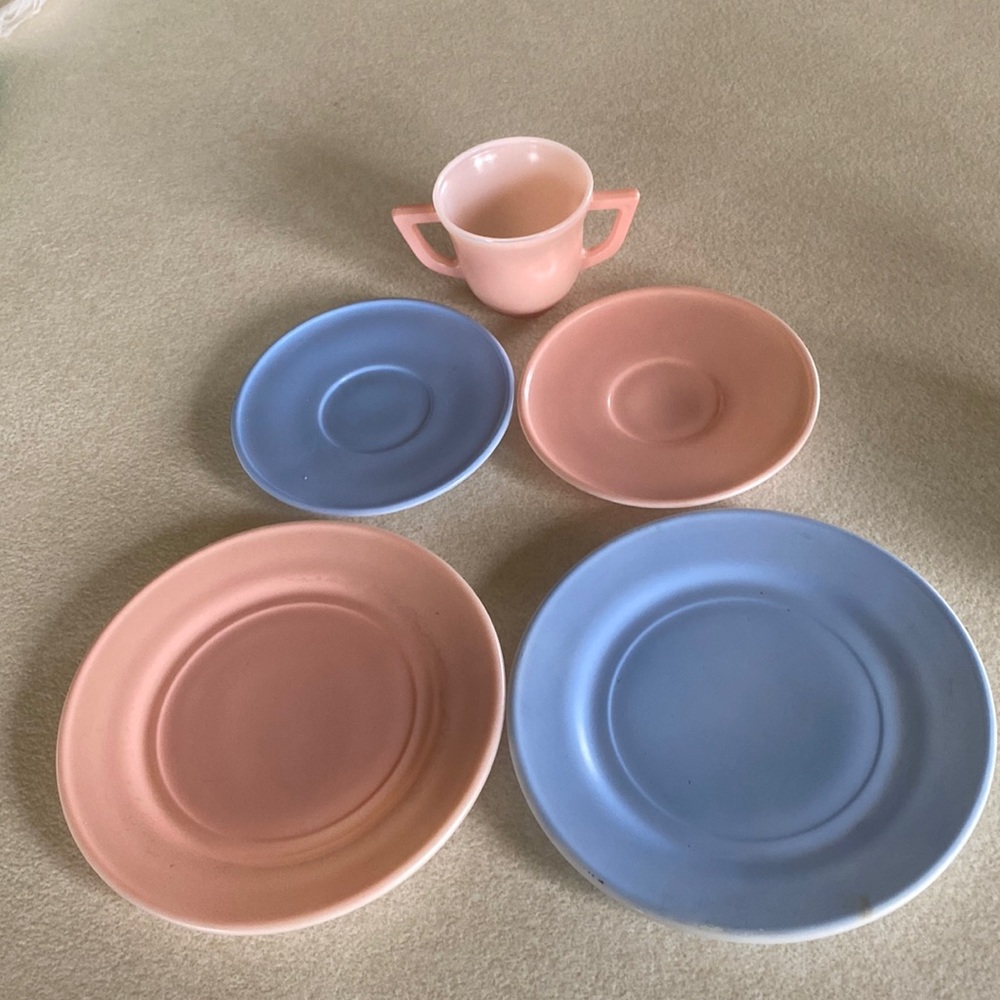1940’s Hazel Atlas(?) pastel milk mini glass sugar bowl, 2 saucers & 2 plates
